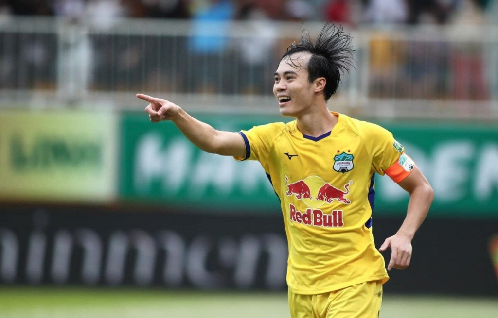 Văn Toàn nhận danh hiệu Cầu thủ xuất sắc nhất tháng 7 gây tranh cãi