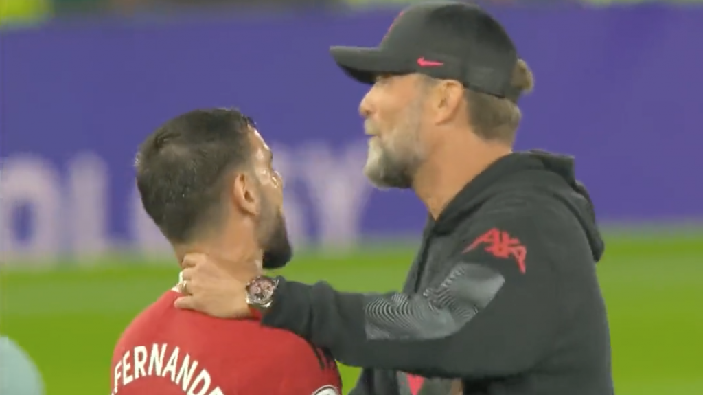 VIDEO: Klopp bóp cổ Bruno Fernandes sau trận thua MU