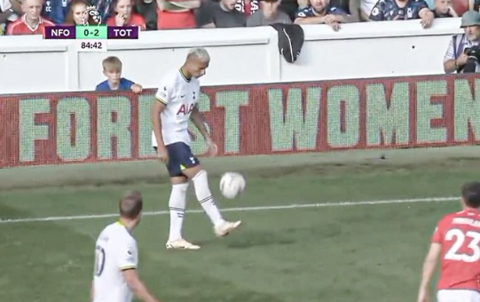 VIDEO: Richarlison biểu diễn tâng bóng ở trận đấu của Tottenham và cái kết
