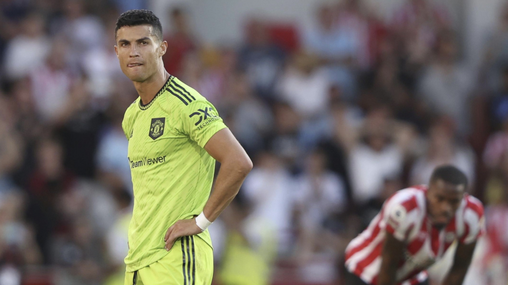VIDEO: Ronaldo có hành động khó tin sau trận thua thảm của MU