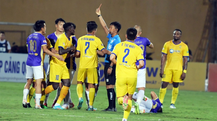 Vòng 10 V.League 2022: Ngược dòng tranh cãi ở Hàng Đẫy, sao trẻ ghi điểm với HLV Park
