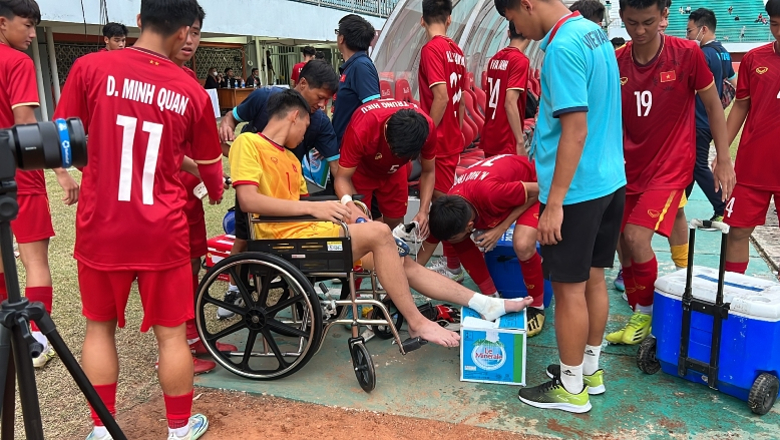 Xót xa hình ảnh tuyển thủ Việt Nam bị dập đùi, trả giá đắt sau trận gặp Thái Lan