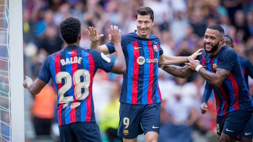 Barcelona lần đầu dẫn đầu bảng La Liga sau 836 ngày