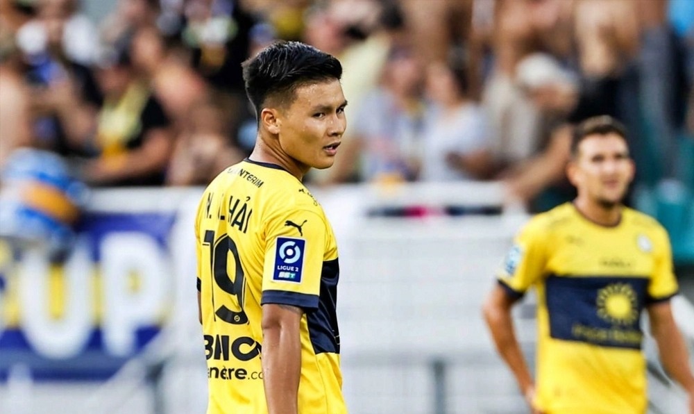 HLV Pau FC bực ra mặt trong ngày Quang Hải tái xuất