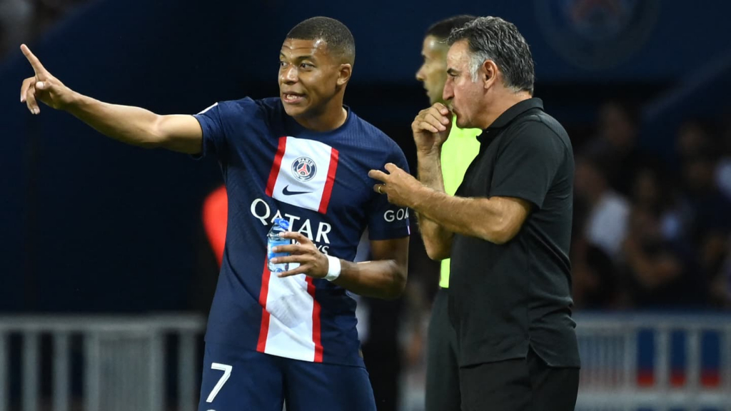 HLV PSG phản hồi khi Mbappe liên tục phàn nàn về lối chơi