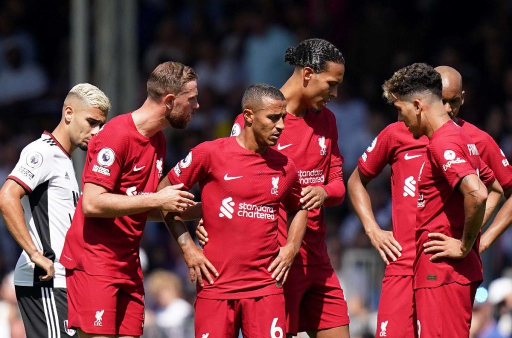 Liverpool chia nửa buồn vui về bộ đôi trụ cột trước trận gặp Napoli