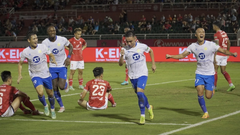 Nam Định thắng sát nút TP.HCM, rộng cửa trụ hạng V.League