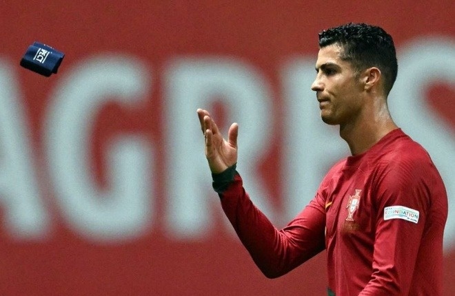 Ronaldo ném băng đội trưởng khi Bồ Đào Nha bị loại