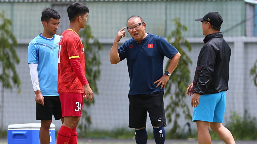 Tuyển thủ Việt Nam bị HLV Park giáo huấn gần 25 phút