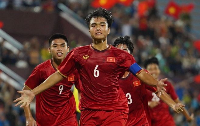 VIDEO: Công Phương ghi siêu phẩm đá phạt tung lưới U17 Thái Lan