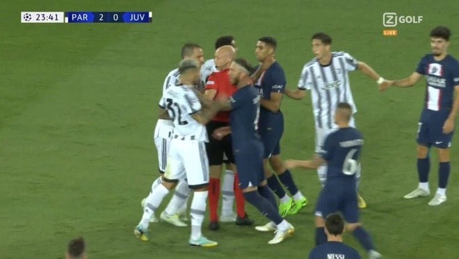 Vừa mới là anh em ở PSG, Ramos đã định tẩn Paredes để bảo vệ Mbappe
