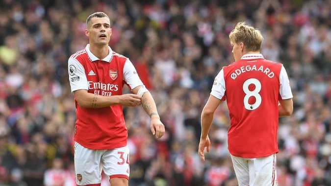 Xhaka xin lỗi đồng đội trong phòng thay đồ trận Arsenal - Tottenham