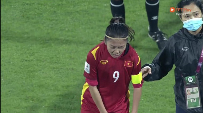 Đội trưởng tuyển Việt Nam rớm nước mắt sau trận thua Nhật Bản