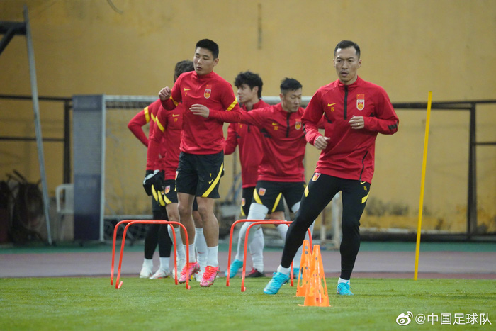 Cầu thủ Trung Quốc chê sân Hàng Đẫy… không có chỗ tắm