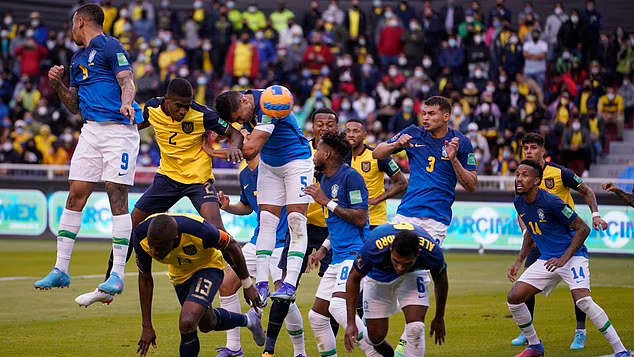 Brazil bị Ecuador cầm hòa trong một trận đấu điên rồ
