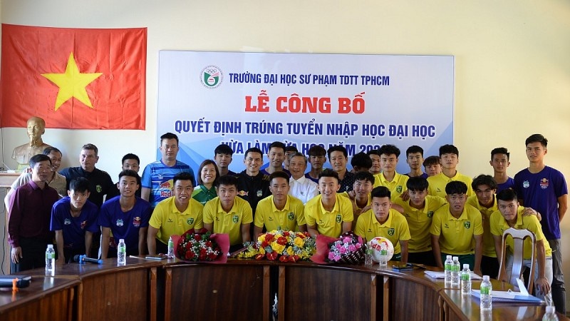 HLV U23 Việt Nam mong cầu thủ nào cũng vào đại học như HAGL và Nutifood