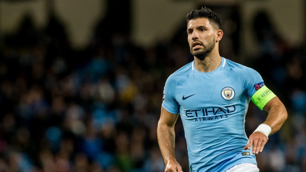 Man City bất ngờ ký lại hợp đồng với Aguero