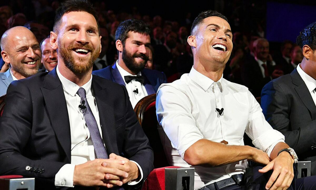 Messi được an ủi, Ronaldo đoạt giải đặc biệt của FIFA