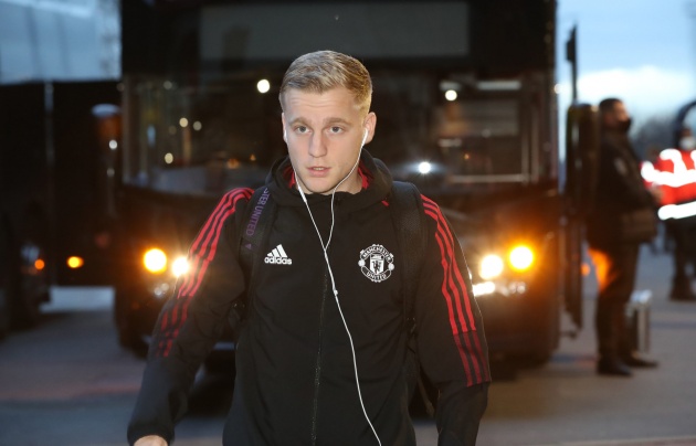 MU “chúc mừng” Van de Beek, fan lắc đầu ngán ngẩm