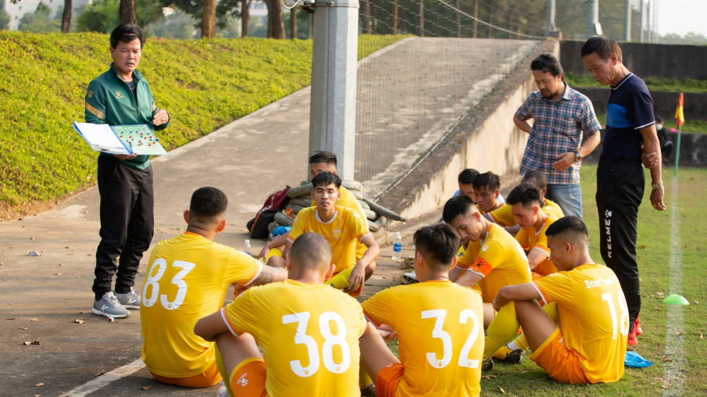 HLV Văn Sỹ tiết lộ kế hoạch đặc biệt, Nam Định không còn mục tiêu trụ hạng V.League