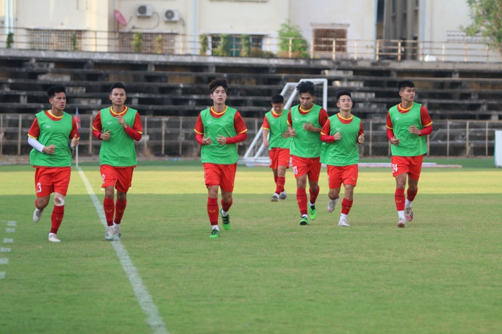 U23 Việt Nam phải tách 7 cầu thủ tâp riêng