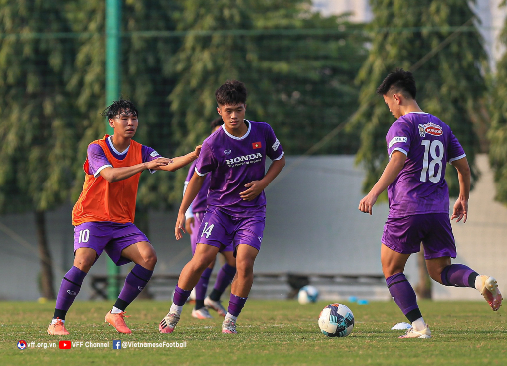 U23 Việt Nam hối hả tập luyện chuẩn bị cho U23 Đông Nam Á