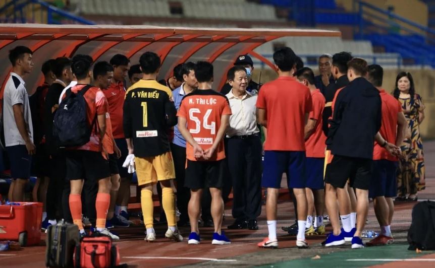 Bầu Hiển xuống động viên SHB Đà Nẵng sau trận thua trước Hà Nội FC