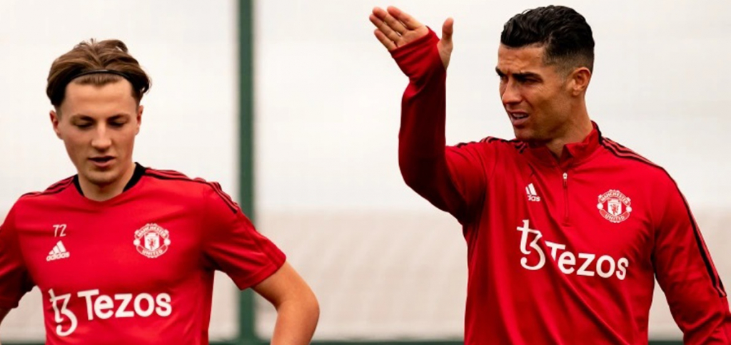Chấp hành án phạt, Ronaldo tới sân tập cùng đội U21 MU