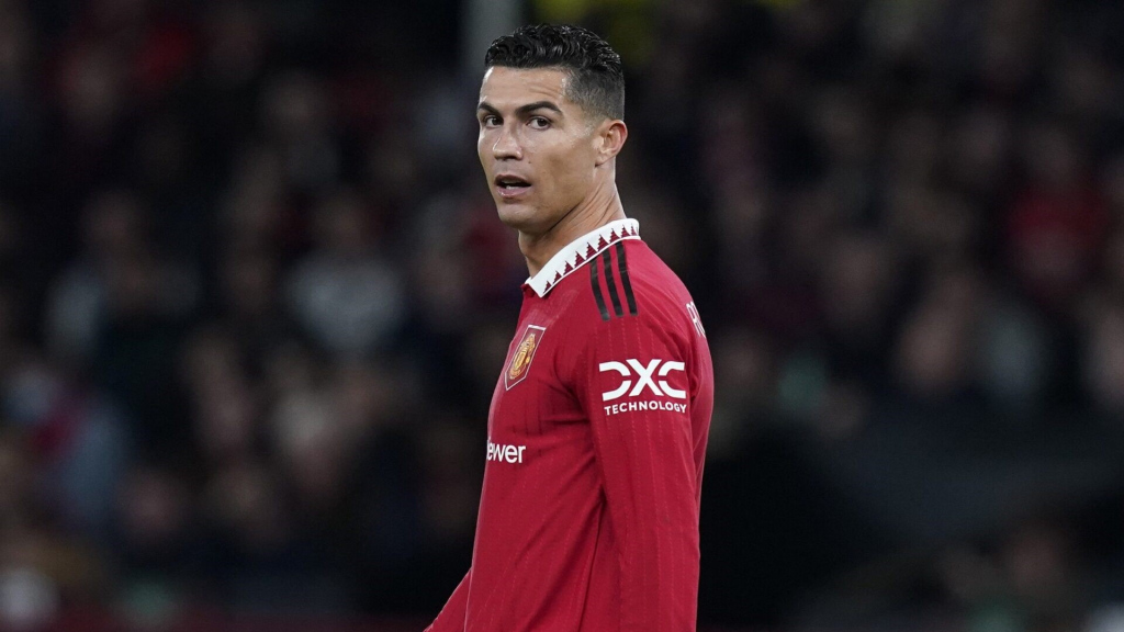 VIDEO: Chê Ronaldo hết thời, huyền thoại MU nhận cái kết đắng