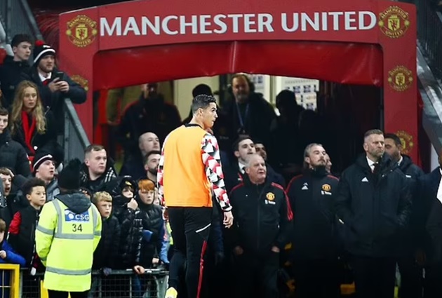 Chi tiết mới nhất vụ Ronaldo bỏ về sớm, fan MU thêm nổi giận