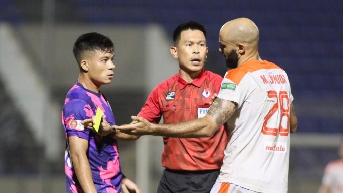 Trọng tài Thái Lan mắc sai lầm ở V.League, suýt ảnh hưởng đến màn đua trụ hạng