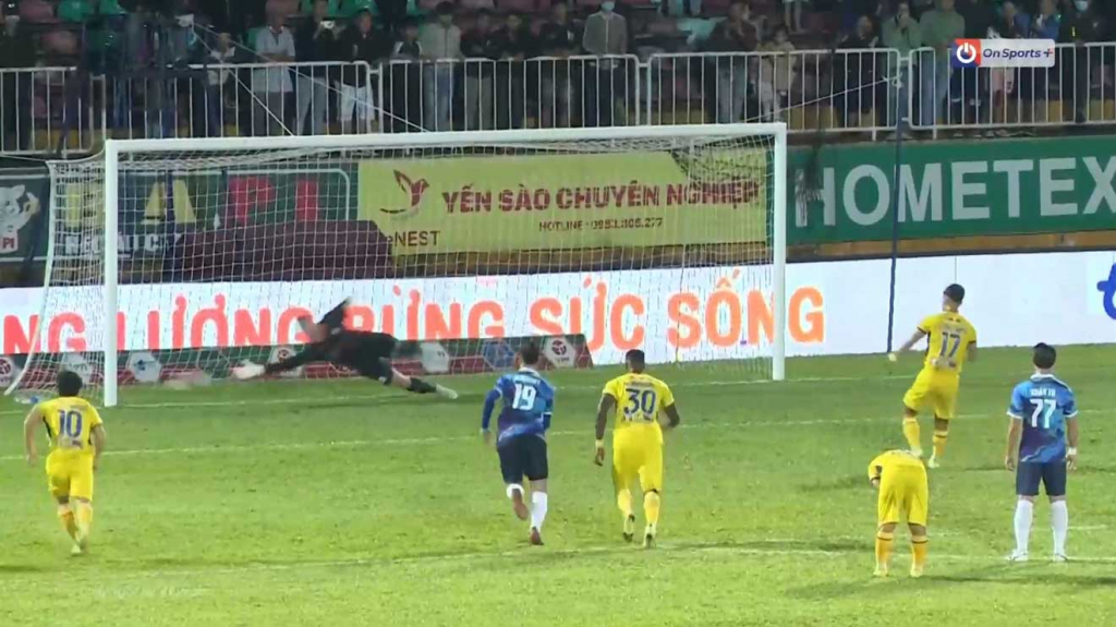 Cầu thủ Bình Định: “Minh Vương thừa nhận HAGL không thể hưởng penalty”