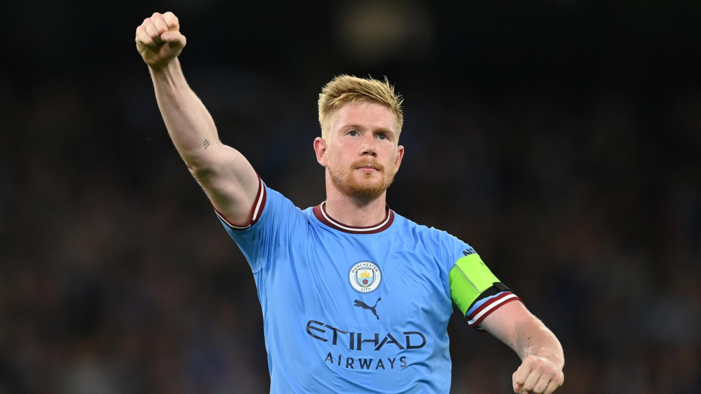 De Bruyne đi vào lịch sử ngày Man City trở thành CLB của năm