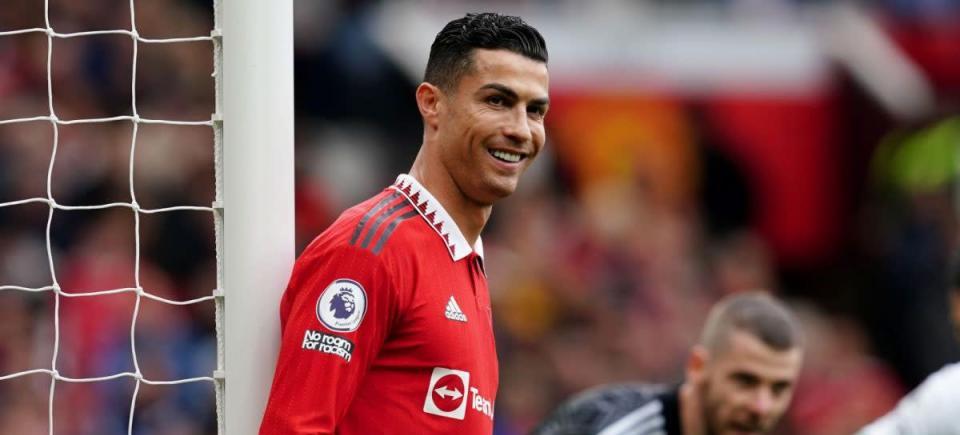 Ten Hag xác nhận Ronaldo trở lại, báo tin không vui về Varane
