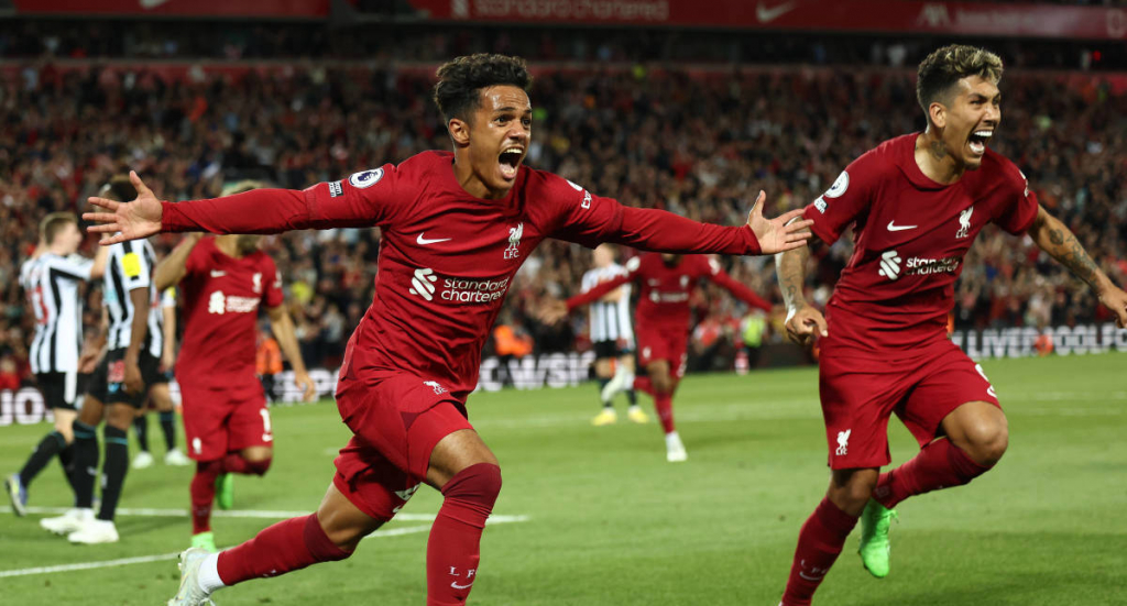 Liverpool đấu Man City: Điểm tựa sân nhà và vũ khí lợi hại từ… VĐV lướt sóng