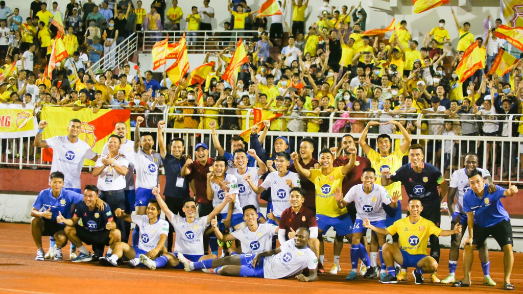 Nam Định nhận “món quà” lớn ở cuộc đua trụ hạng V.League 2022