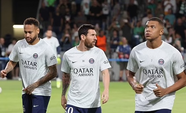 SỐC: PSG thuê người làm hại Mbappe, giống như Barca đã làm với Messi