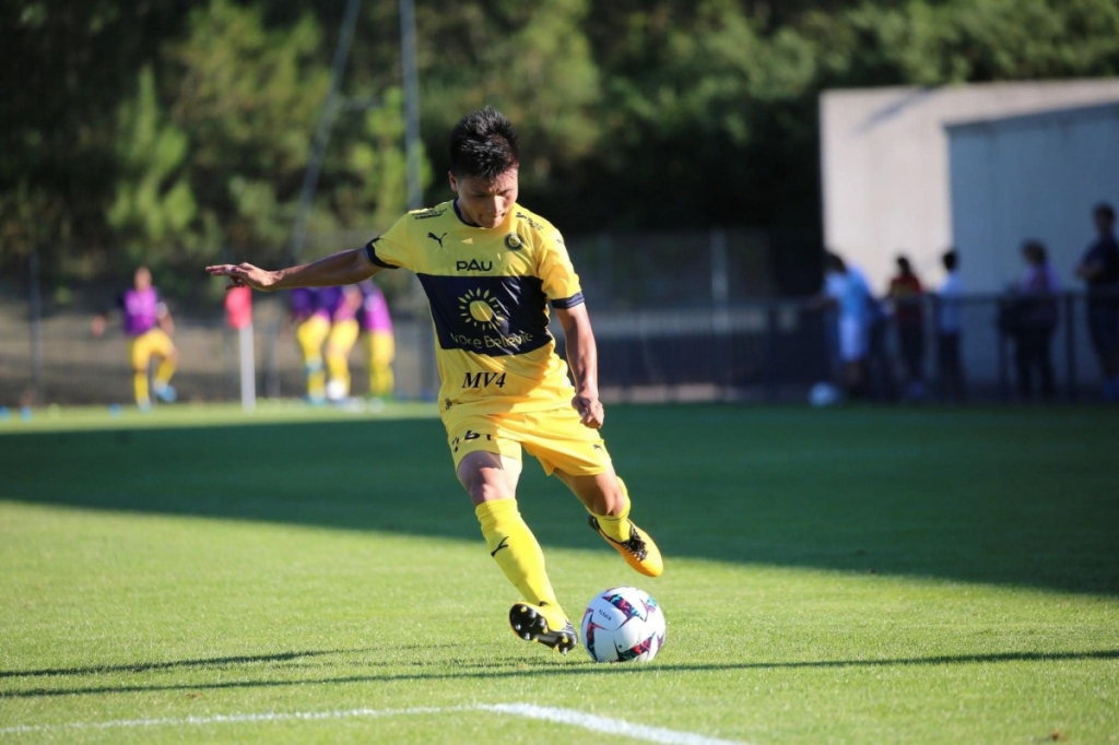 Quang Hải in dấu giày trong chiến thắng của Pau FC