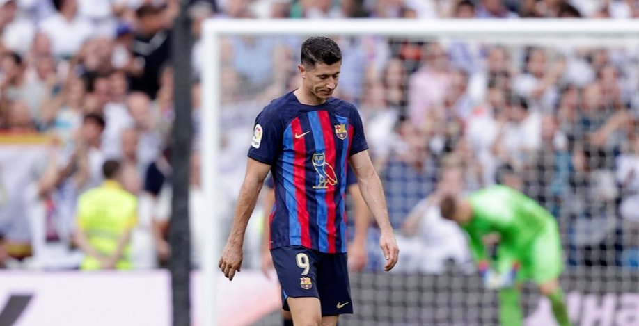 Thua đau Real, fan Barcelona còn bị đá xoáy trên khán đài