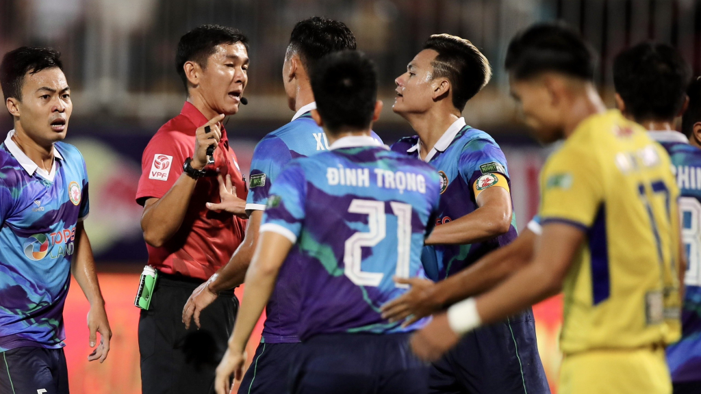 Quyết định sai lầm của trọng tài trận HAGL - Bình Định giúp Hà Nội FC thế nào?