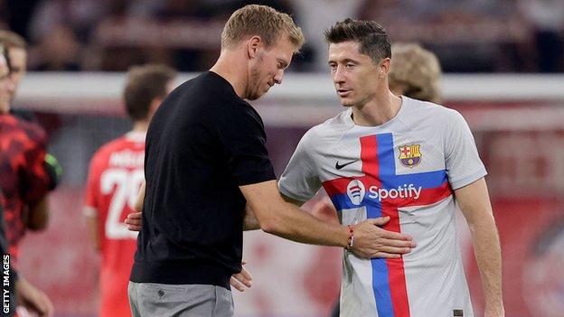 Vì Lewandowski, Bayern muốn tiễn Barca xuống C2