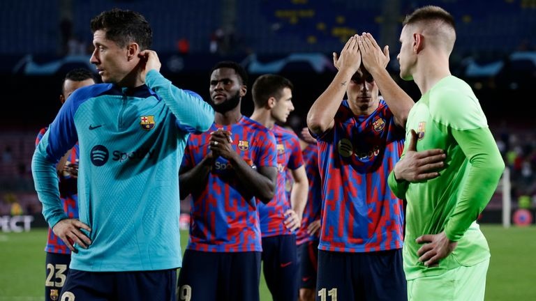 Bị dồn vào đường cùng, Barcelona âm mưu rút ruột Chelsea và Man City