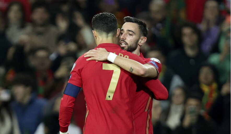 Bruno Fernandes bẻ lái cực ngọt khi được hỏi về Ronaldo và MU