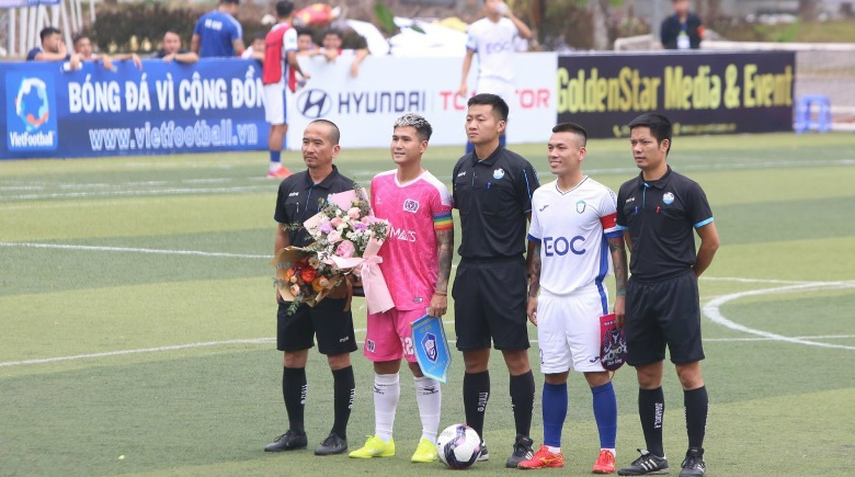 Cầu thủ đi đá phủi trong ngày đội đua trụ hạng với Nam Định