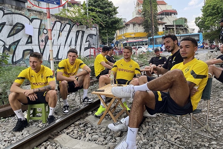 Chính quyền vào cuộc vụ dàn cầu thủ Dortmund ngồi cà phê đường tàu