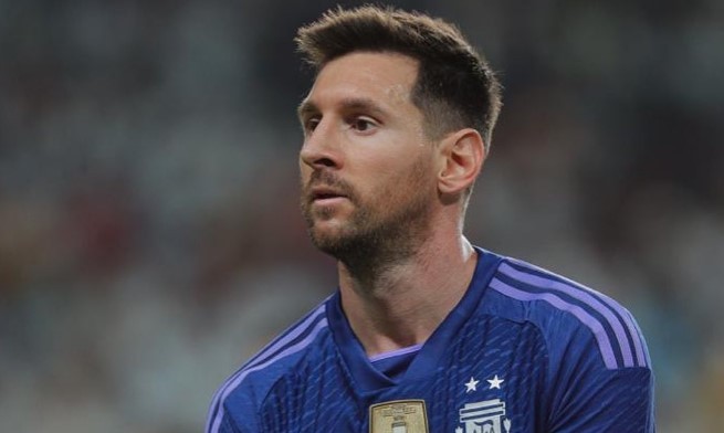 Chuyện thật như đùa, Messi “giải cứu” cầu thủ UAE trong tích tắc