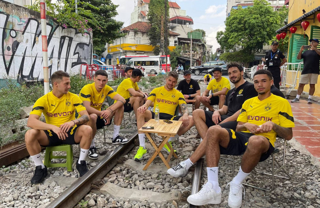 Chùm ảnh: Dàn sao Dortmund “nhập gia tùy tục”, dạo quanh Hà Nội với trải nghiệm lạ