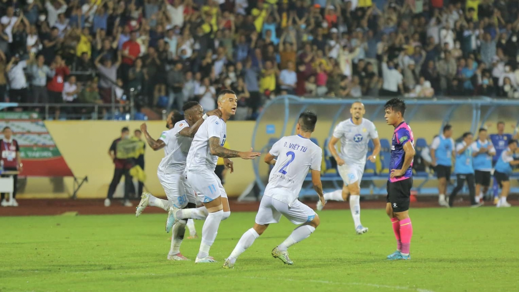 Hủy diệt Sài Gòn FC, Nam Định trụ hạng sớm 1 vòng đấu