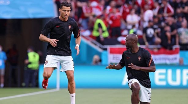 Ngôi sao PSG lên tiếng bảo vệ Ronaldo trước những lùm xùm: Chúng tôi quen rồi