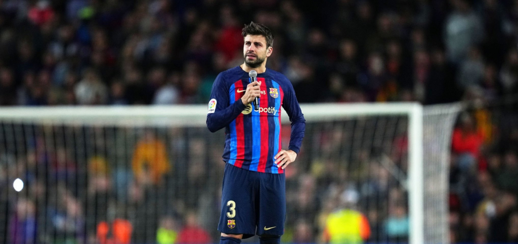 Ảnh: Pique nghẹn ngào trong trận đấu cuối cùng cho Barcelona